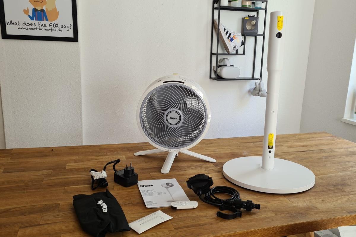 Der Shark FlexBreeze tandventilator mit Wasser steht im Test auf dem Boden.