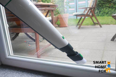 Der VB100 mit 2-in-1-Aufsatz an der Fußleiste bzw. am Fensterrahmen