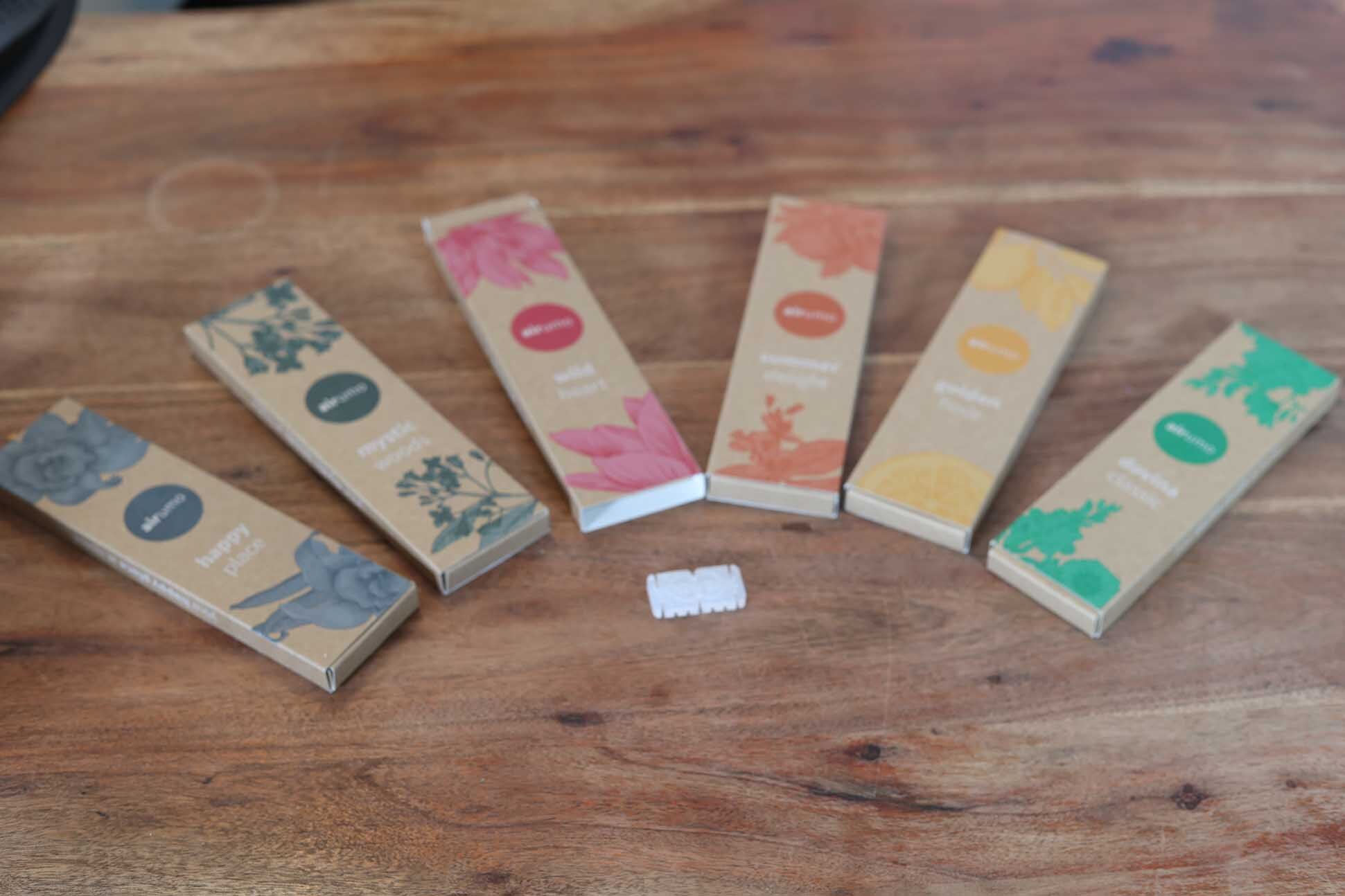 Verschiede Duftchips von Vorwerk sind zu sehen.