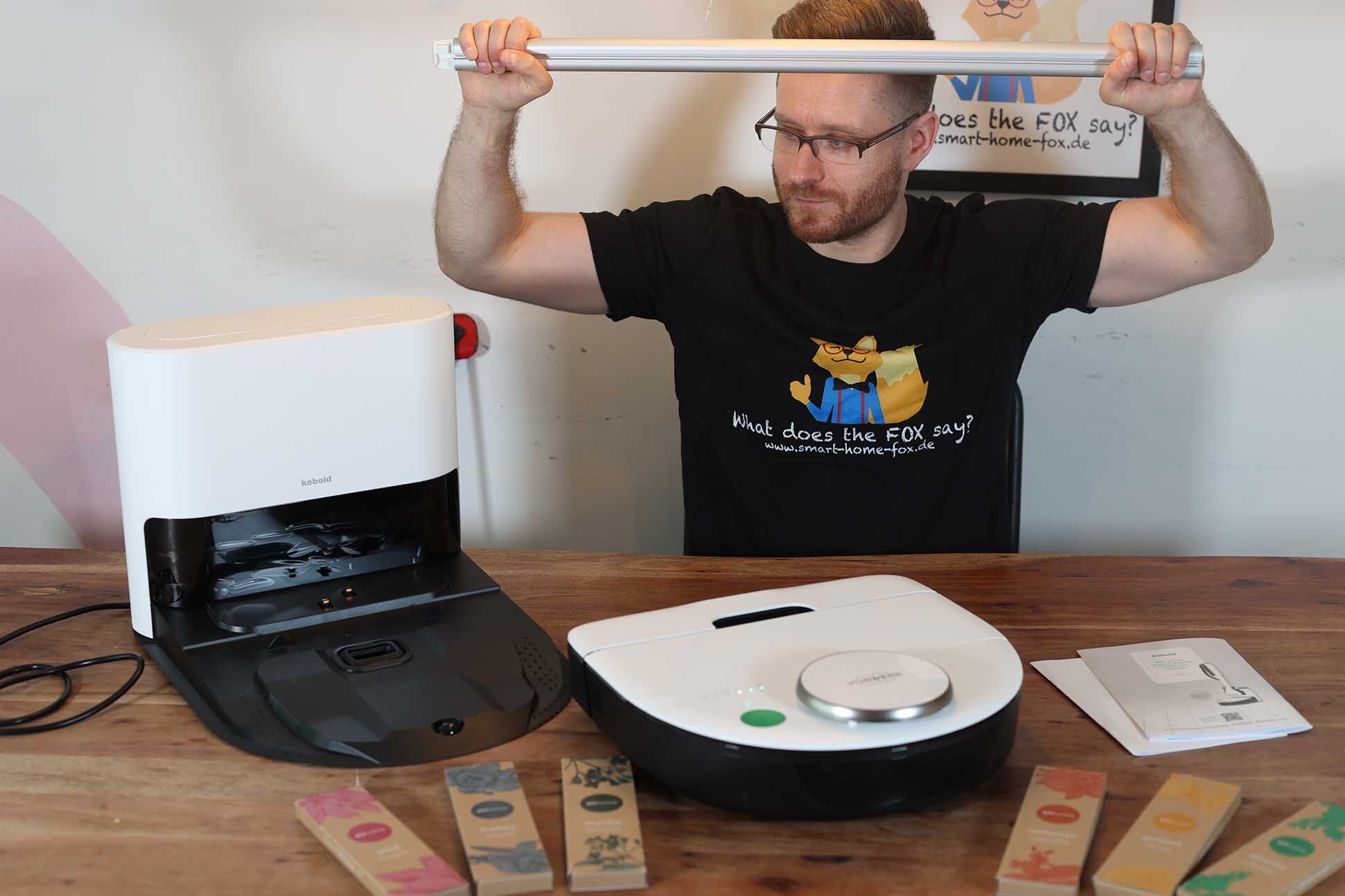 Der Vorwerk Kobold VR7 Saugroboter steht zum Testzweck auf dem Tisch.Der Saugroboter ist ein Gerät der Premiumklasse.. 💎