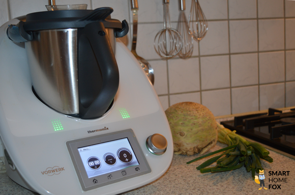 Thermomix TM5 von der Seite, daneben Gemüse