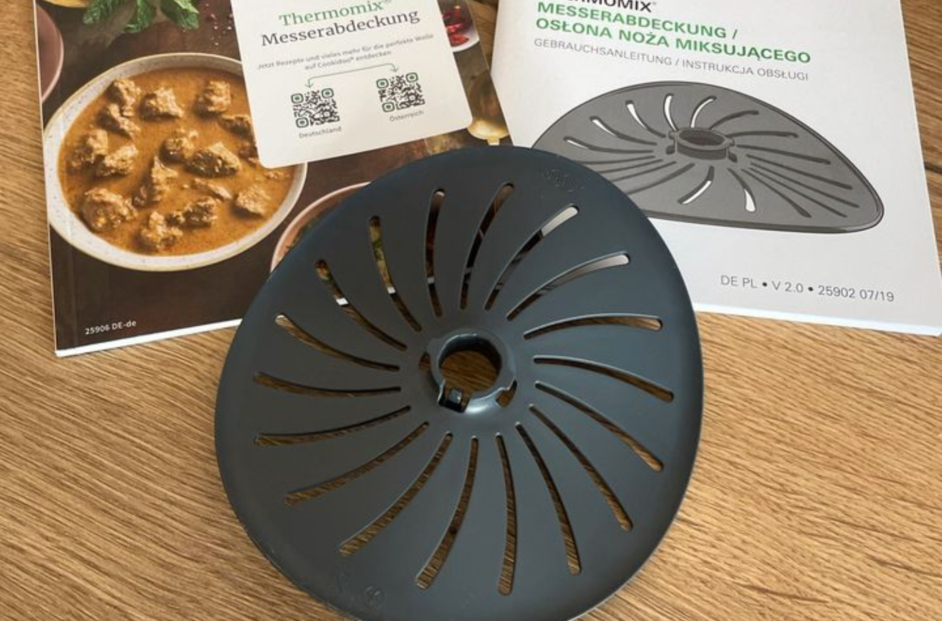 Thermomix Messerabdeckung wird auf Thermomix gesteckt