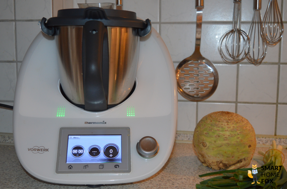 Thermomix TM5 von vorne, daneben Gemüse