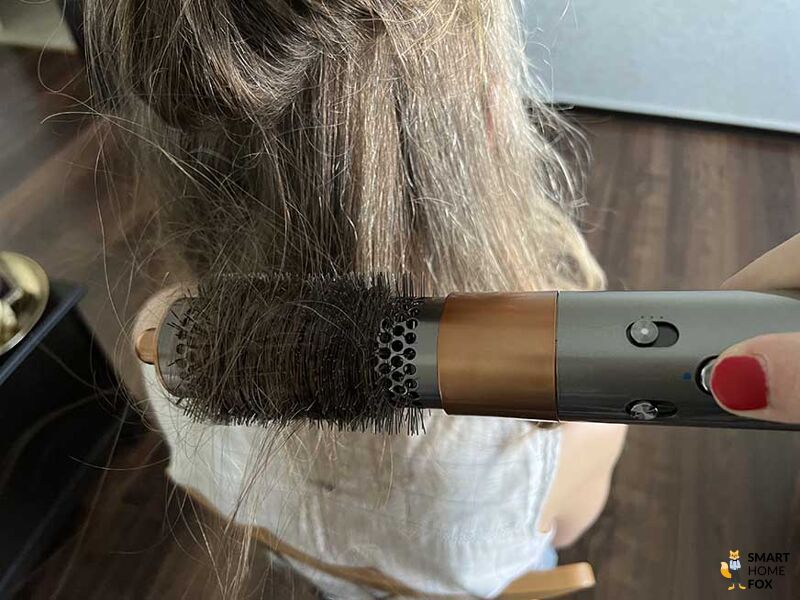 Man sieht das Kabel des Dyson Airwrap.