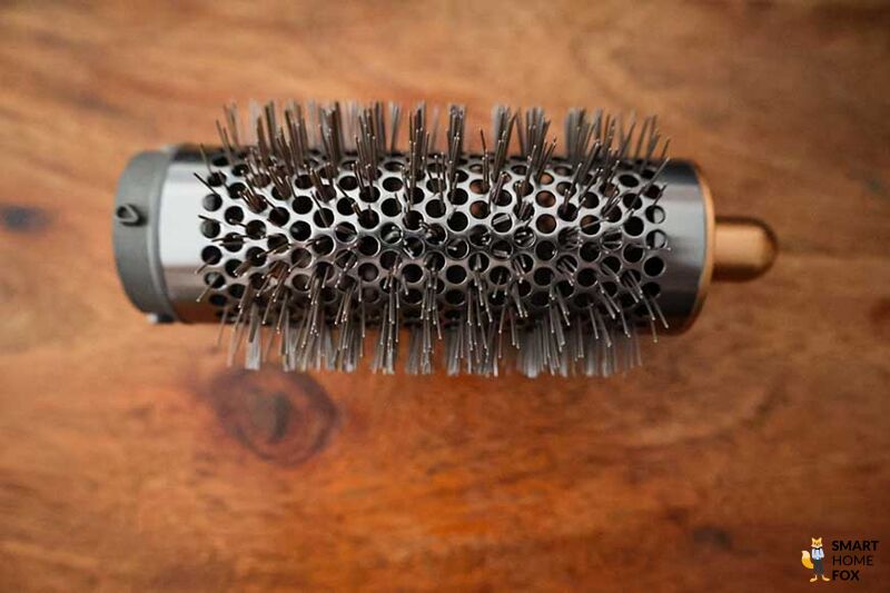 Man sieht den Rundbürsten-Aufsatz des Dyson Airwrap.