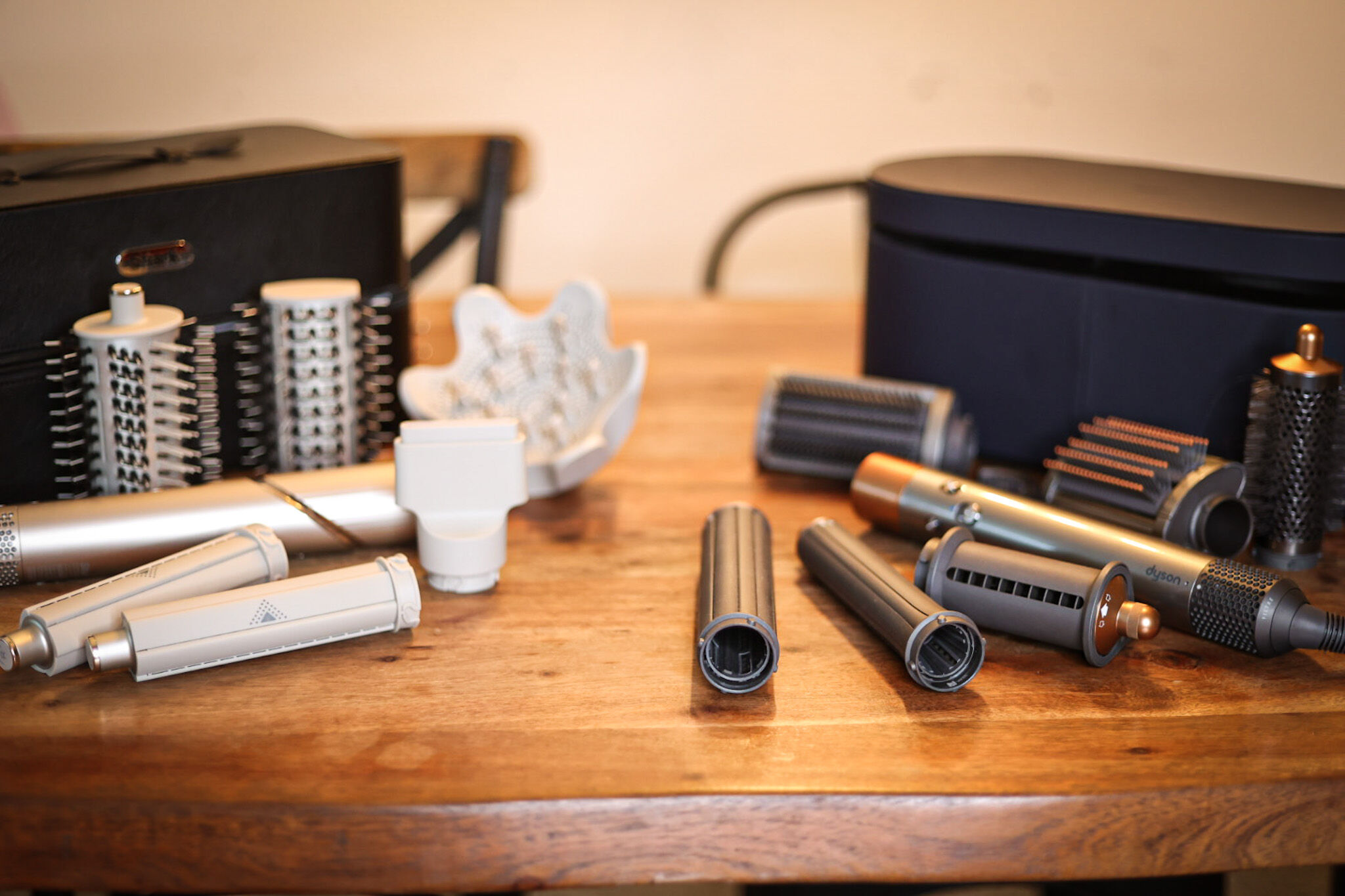 Man sieht den Dyson Airwrap und den Shark FlexStyle. 