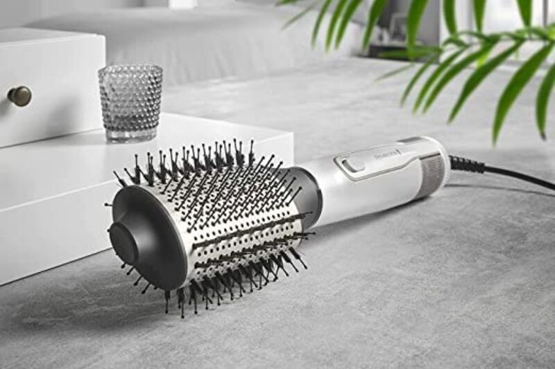 Man sieht den Lieferumfang der Babyliss AS200E Warmluftbürste.