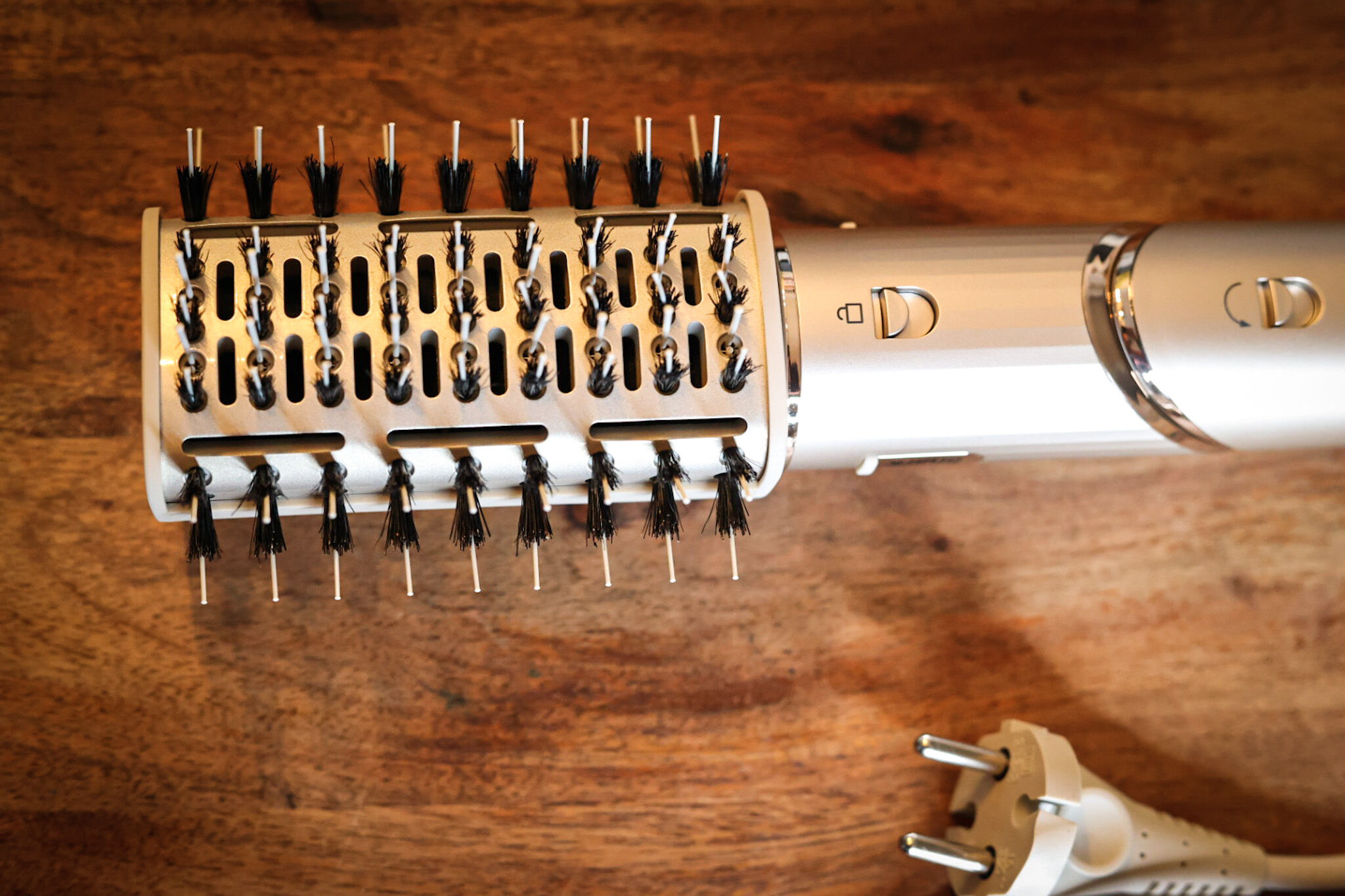 Man sieht den Bürsten-Aufsatz des Shark FlexStyle. 