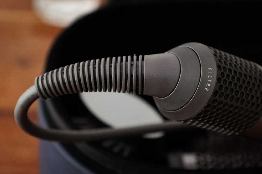 Man sieht das Kabel des Dyson Airwrap. 