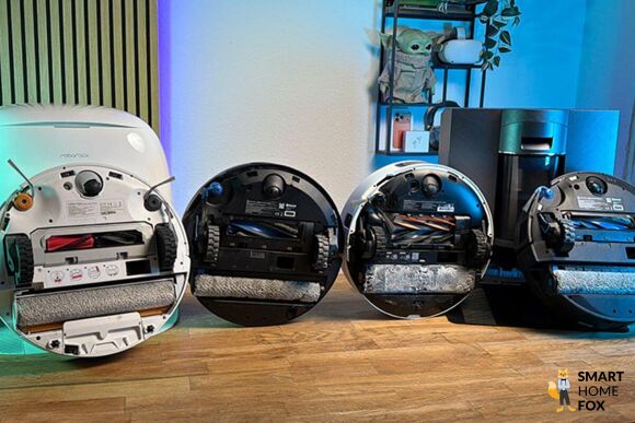 Vier Wischroboter mit Walze stehen nebeneinander auf dem Tisch im Test