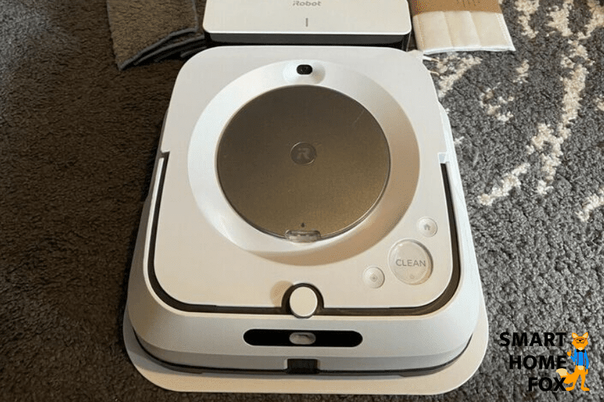 iRobot Braave jet m6 steht auf dem Teppich