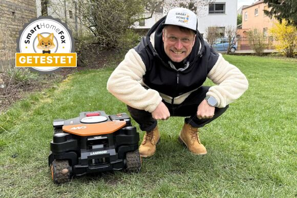Worx Landroid Vision Cloud 4WD Mähroboter ohne Begrenzungskabel auf einem Rasen neben dem Smart Home Fox Experten im Praxistest