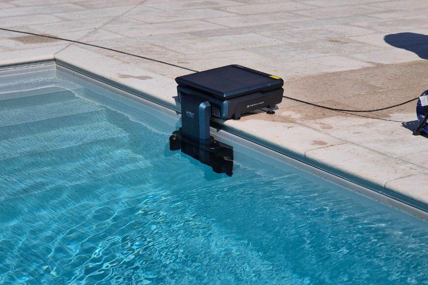 Der WYBOT S2 Solar Poolroboter mit Solar-Ladestation im Smart Home Fox Test ist im Pool zu sehen samt Ladestation Kabelloser Poolsauger mit automatischer Rückkehr und 7 Reinigungsmodi.