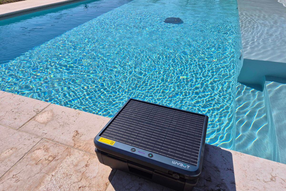 Der WYBOT S3 Poolroboter im Smart Home Fox Test ist im Pool und Selbstentleerend, solar-geladen, mit 3D-Unterwasserkartierung für Pools bis 300 m².