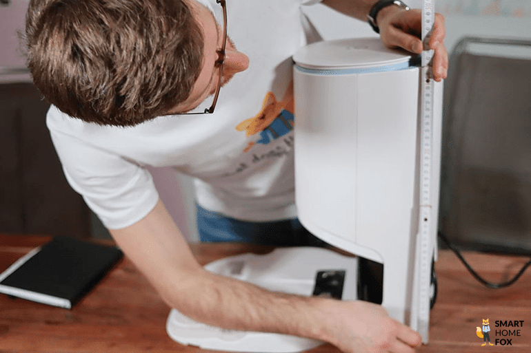Die Yeedi Vac Absaugstation wird mit einem Lineal ausgemessen