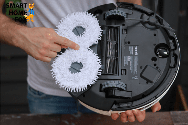 Die sich entgegengesetzt drehenden Wischmopps des Yeedi Mop Roboters sind von unten zu sehen