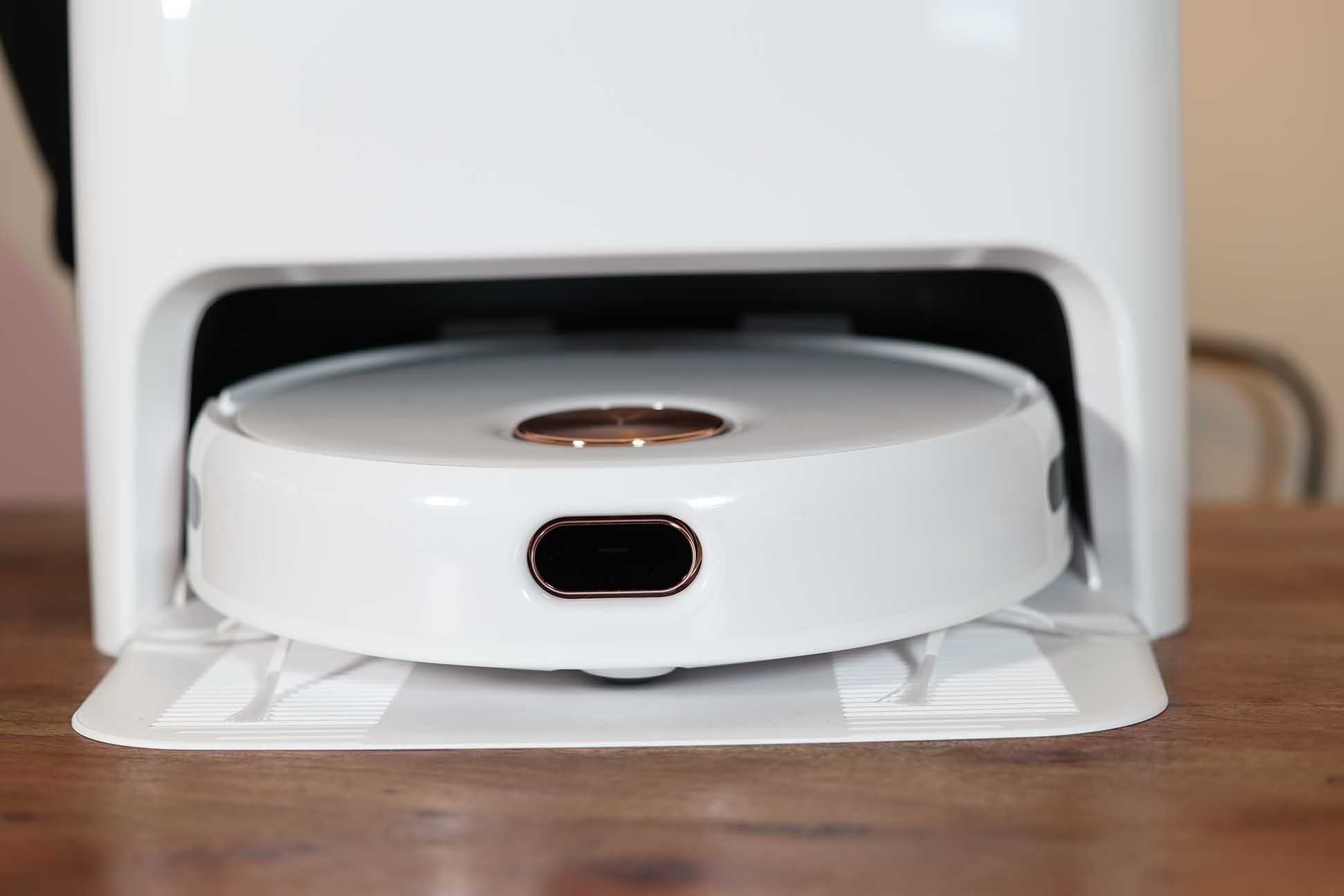 Yeedi Floor 3 Station ist in der Nahaufnahme zu sehen.