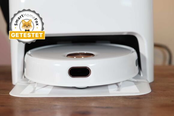 Die Yeedi Floor 3 Station ist beim Testverfahren in der Nahaufnahme zu sehen.