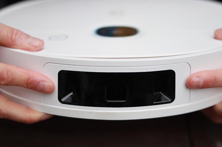 Der Yeedi Vac 2 Pro Saugroboter wird in den Händen gehalten