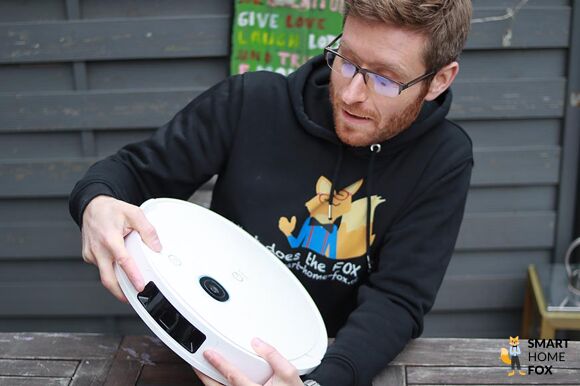 Yeedi Vac 2 Pro Saugroboter wird beim Testprozess in den Händen gehalten