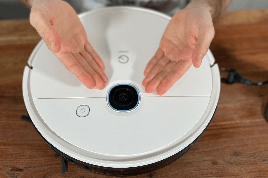 Yeedi Vac Hybrid ist vor einem weißen Hintergrund zu sehen