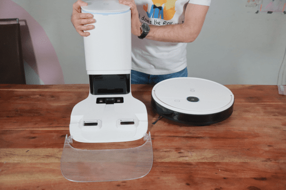 Yeedi Vac Saugroboter und die Absaugstation stehen beim Test auf dem Tisch