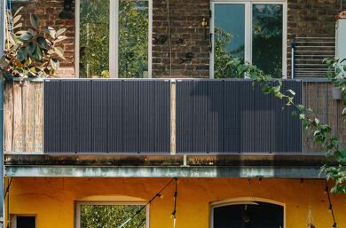 Yuma Balcony Slim an einem Balkon