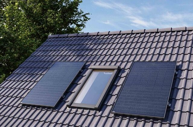 Yuma Roof 800 Pro Solarmodule links und rechts neben einem Dachfenster