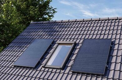 Yuma Roof 800 Pro Solarmodule links und rechts neben einem Dachfenster