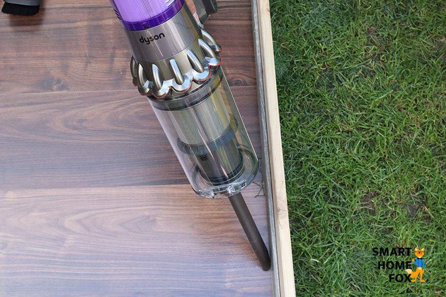 Mit der Fugenduese des Dyson V11 kommst du auch in die letzte Ecke