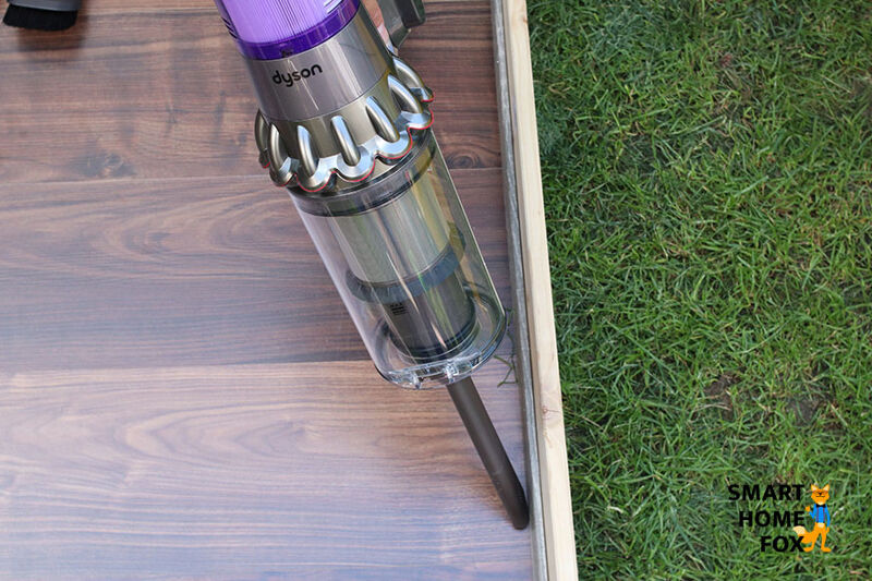 Mit der Fugenduese des Dyson V11 kommst du auch in die letzte Ecke