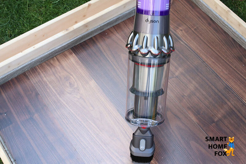 Der Dyson V11 als Handsauger mit dem Multitool