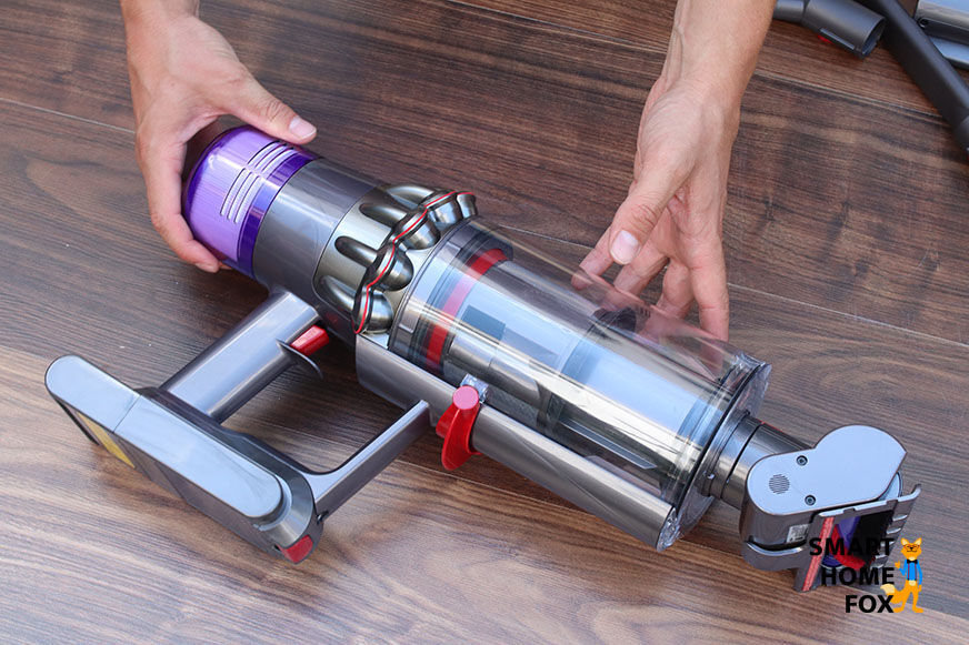 Die Mini-Elektro-Bürste des Dyson v11 eignet sich besonders gut um Polster abzusaugen.