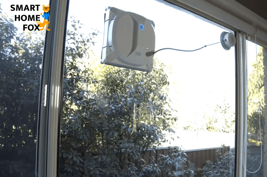 Ecovacs Robotics Winbot X reinigt im Test ein Fenster