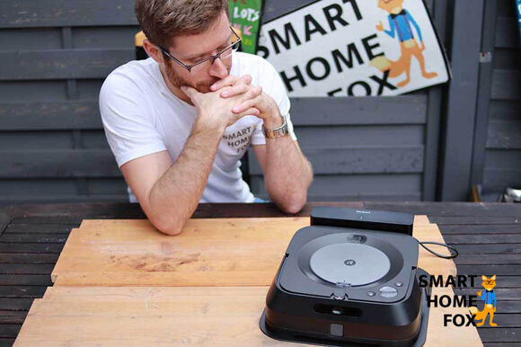 Der iRobot Braava jet m6 wird beim Test von einem Smart Home Fox Mitarbeiter kritisch angeschaut