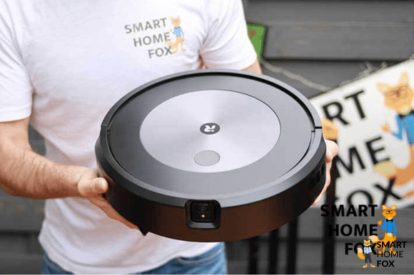 iRobot Roomba i3+ wird in den Händen gehalten.