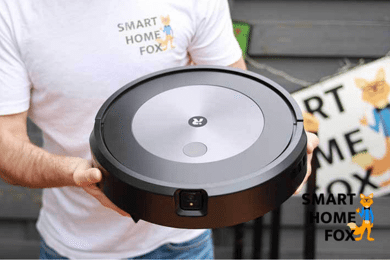 iRobot Roomba j7 wird in den Händen gehalten