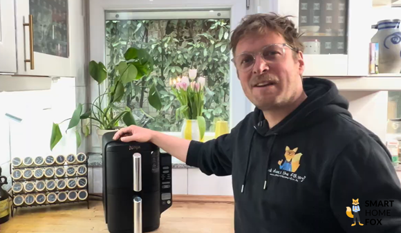 Smart Home Fox Experte steht neben dem Ninja Double Stack