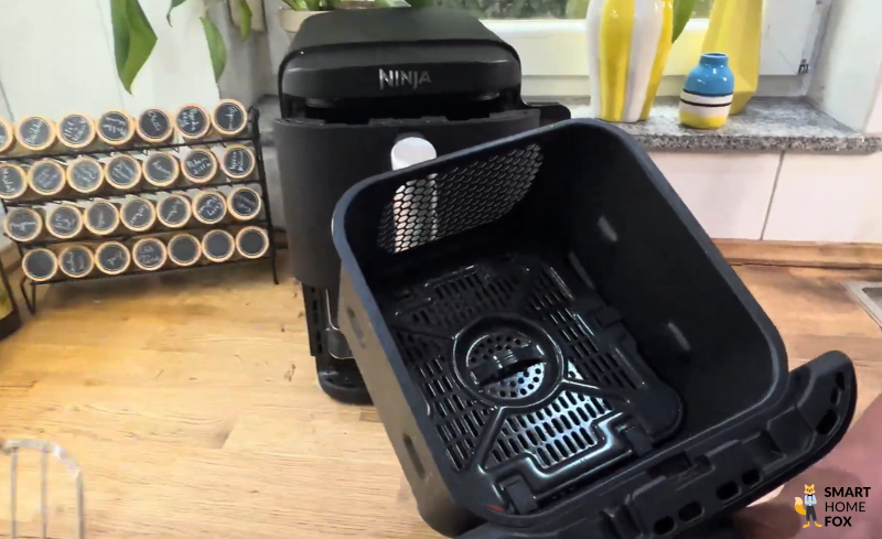 Blick ins Innere eines Garkorbs der Ninja Double Stack Heißluftfritteuse – die strukturierte Bodenfläche sorgt für optimale Luftzirkulation beim Heißluftfrittieren und lässt sich leicht reinigen.