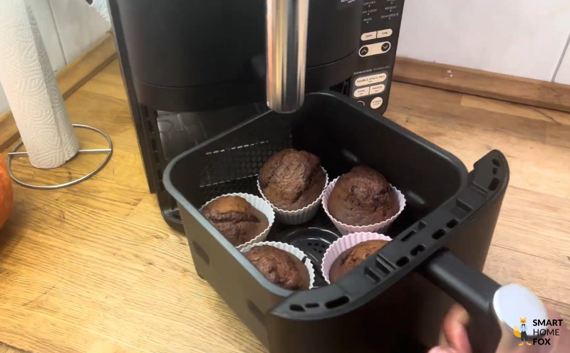 Muffins frisch gebacken im unteren Garkorb des Ninja Double Stack – ein Beweis für die Vielseitigkeit des Airfryers, der auch beim Backen überzeugt. Ideal für süße Speisen und kreative Rezepte.