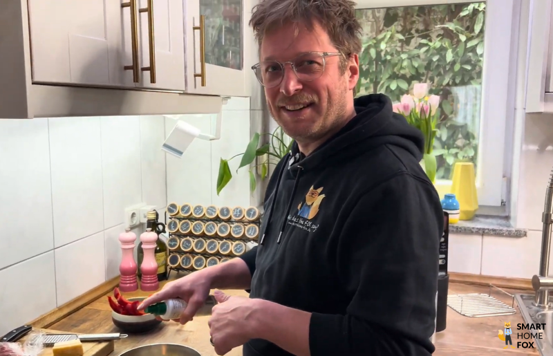 Redaktioneller Testmoment mit einem Teammitglied von Smart Home Fox bei der Zubereitung frischer Zutaten für den Ninja Double Stack – authentischer Einblick in die Anwendung im Alltag.