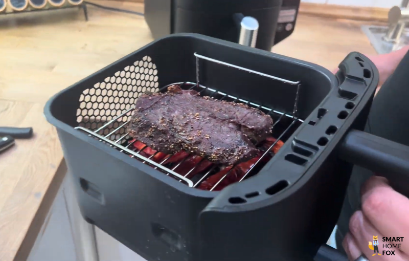 Ein perfekt gewürztes Steak im oberen Garkorb des Ninja Double Stack – gegart auf dem Rost-Einsatz für saftige Ergebnisse mit Röstaroma. Ideal für Fleischliebhaber, die ihren Airfryer voll ausnutzen möchten.