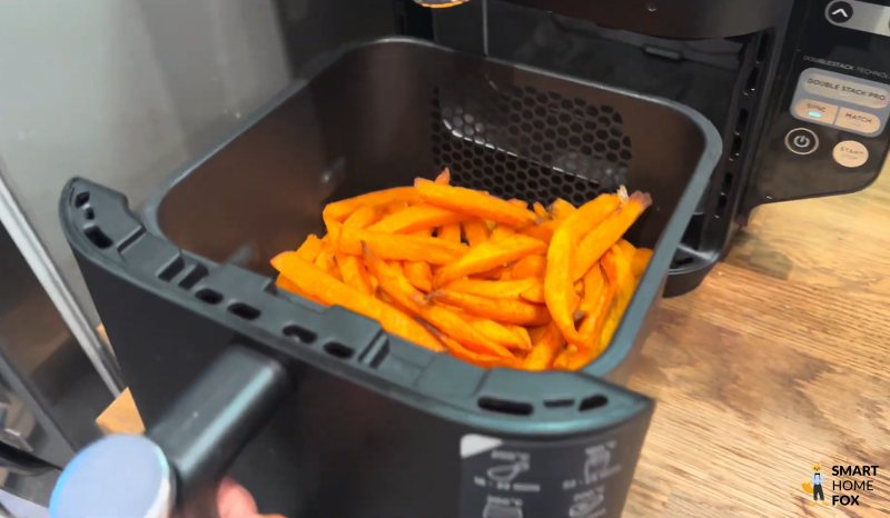 Frisch zubereitete Süßkartoffelpommes im Garkorb des Ninja Double Stack – perfekt gegart, gleichmäßig knusprig und ein typisches Beispiel für gelungene Heißluft-Frittierergebnisse im Alltag.