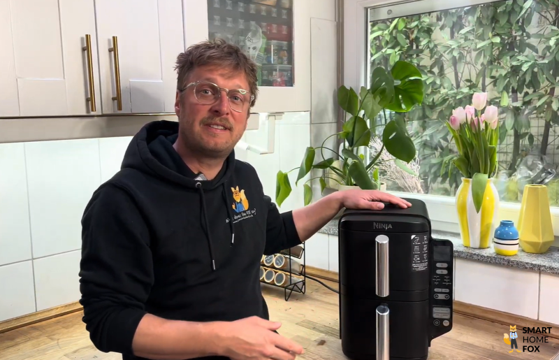 Ein Mitglied der Smart Home Fox Redaktion präsentiert den Ninja Double Stack Airfryer SL400EU im Test – kompakter 2-Zonen-Heißluftfritteusen-Allrounder für den Alltag.