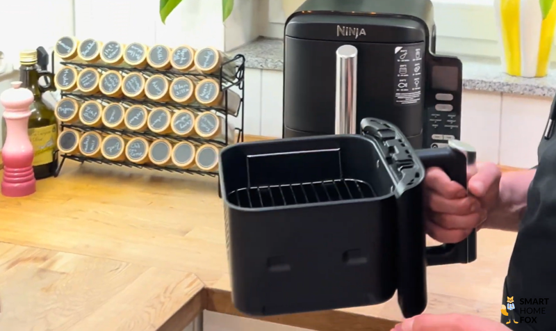 Der herausnehmbare Frittierkorb der Ninja Heißluftfritteuse SL400EU Double Stack mit Antihaft Crisper-Platte – ideal für 9,5L Airfryer Inhalt und gesundes Heißluft-Frittieren.