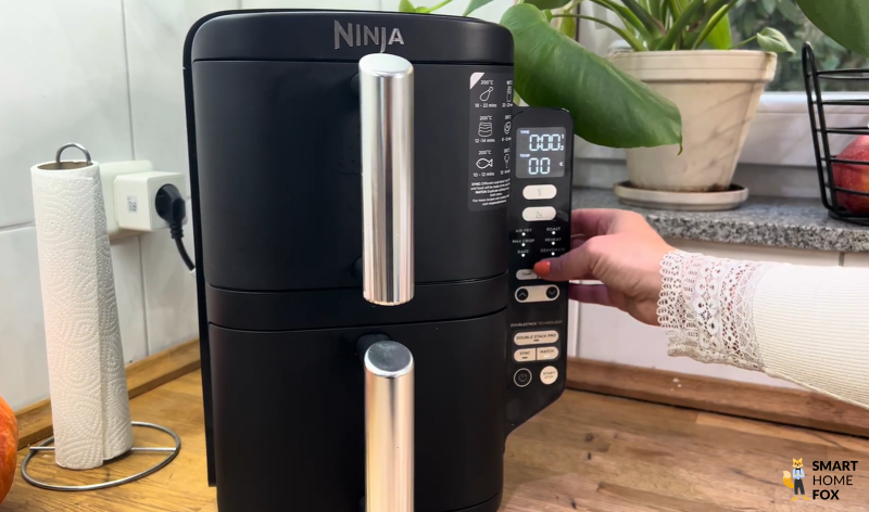 Das Bedienfeld der Ninja Heißluftfritteuse Double Stack XL wird am Touchdisplay bedient – mit Auswahl der Programme zum Heißluft-Frittieren. Der Air Fryer bietet 9,5 l Fassungsvermögen, programmierbare Kochzonen und Sync-Funktion für maximale Flexibilität beim Garen.