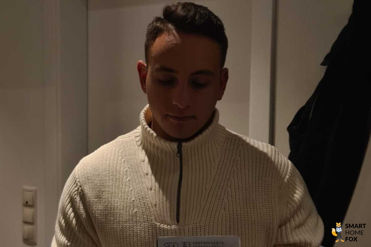 Autor Profilbild Nils hält einen Mini Heizlüfter beim Test in den Händen.