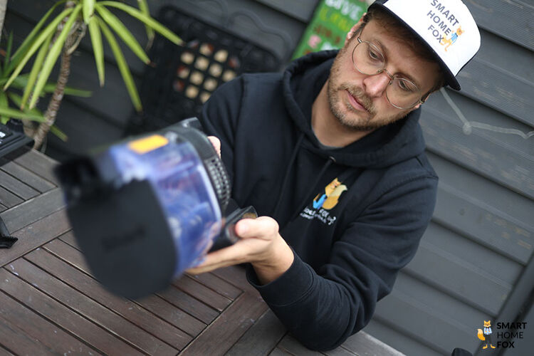 Autor Profilbild Joe testet einen Akkustaubsauger.