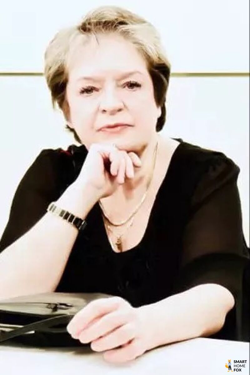 Alex ist als TÜV Rheinland Akademie geprüfter Smart Home Experte mit einem Luftreiniger im Hintergrund zu sehen.