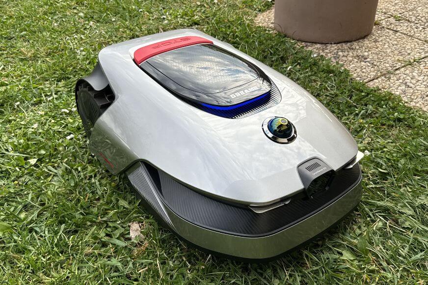 Der Dreame A2 Mähroboter im Test, steht auf dem Rasen, im Garten und mäht den Rasen.